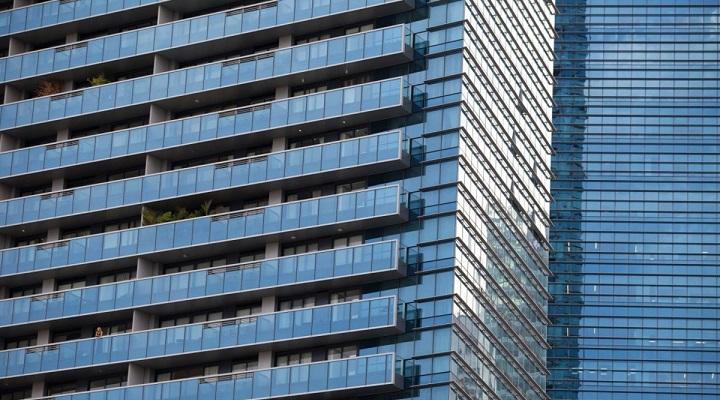 Singapore luxury home prices drop most in a decade on curbs 