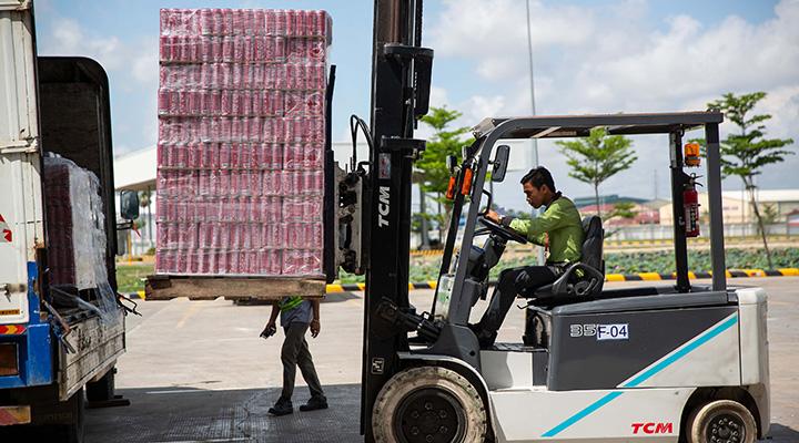 World economy sends up flares as manufacturing slump hits US