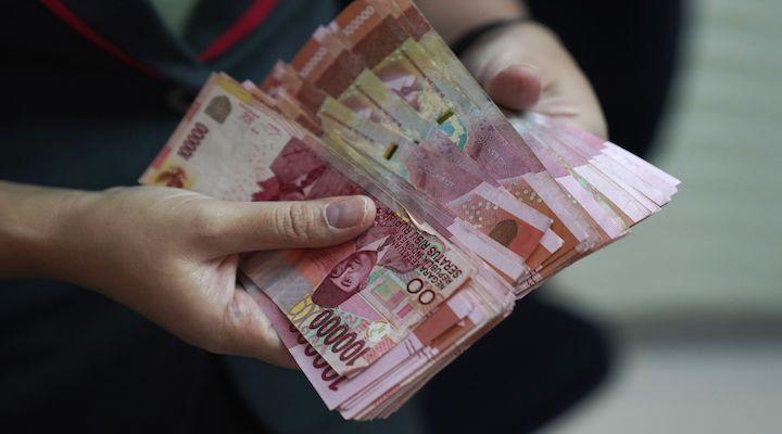 Rupiah and bonds diverge as global funds shun Indonesia