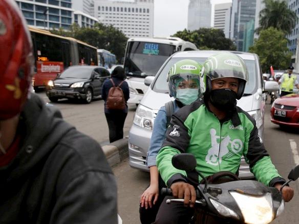 Indonesia says Go-Jek, Grab need to register as transport businesses