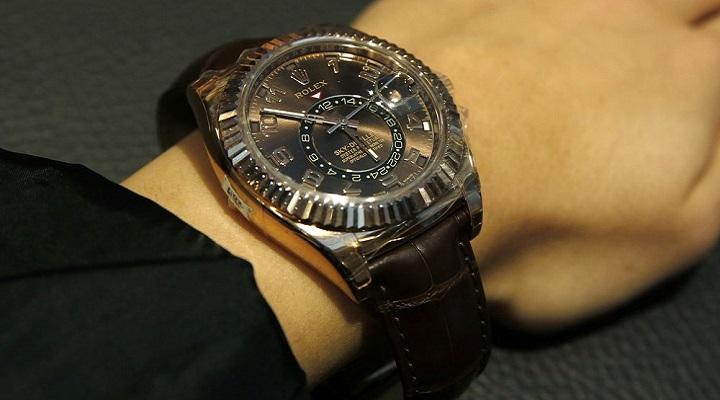 Gold's rally to 6-year high spurs people to sell their old Tiffanys and Rolexes