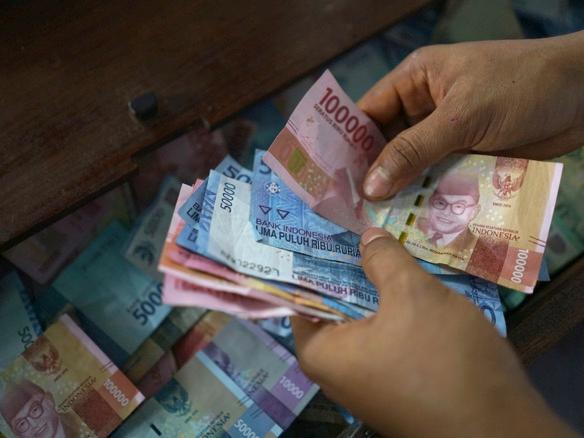 Rupiah rout puts Indonesian debt in spotlight as vote looms
