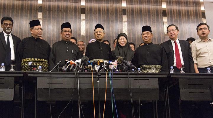 Malaysia to dismiss thousands of state workers to cut spending