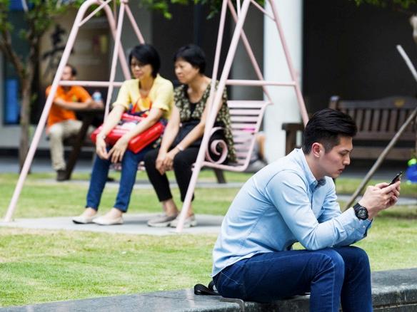 Singapore aims to reduce cash transactions, eliminate cheques amid e-payments push