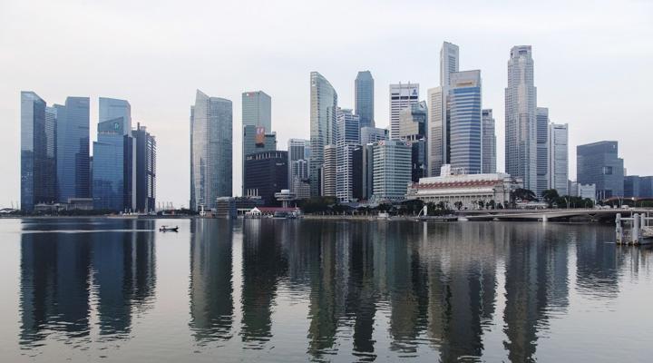 Singapore woos banks in battle of Asia's biggest forex hubs