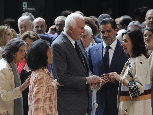 Givenchy, tower of French fashion and tailor to the stars, dies at 91