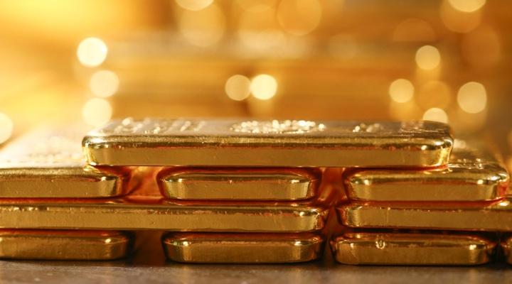 Gold gets another boost as US risks strengthen case for havens